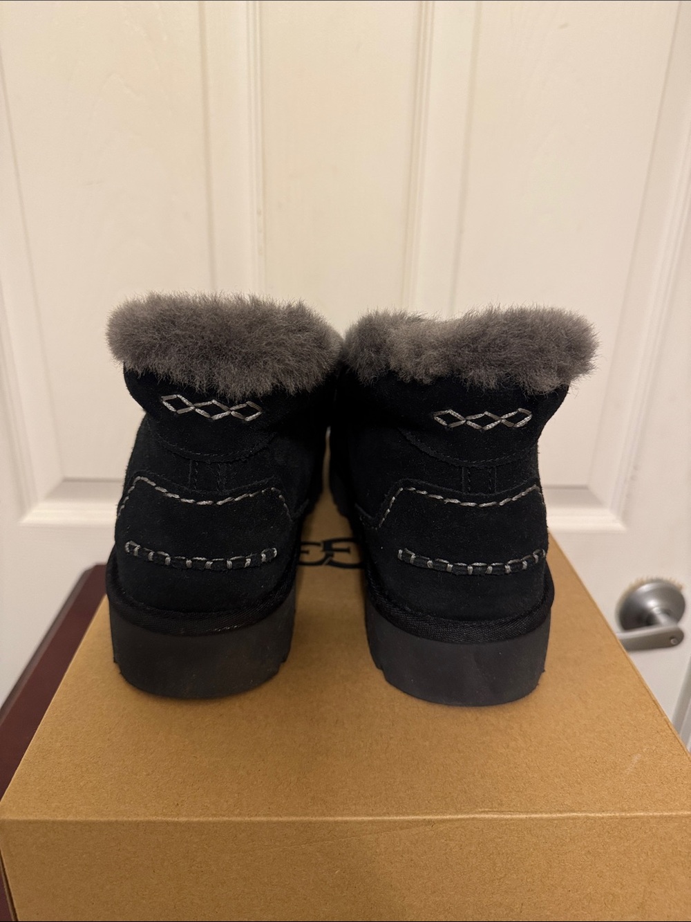 UGG ANSLEY PARC Never Worn Women’s Black Suede Shearling Cuff Moccasin Boots - Picture 5 of 5